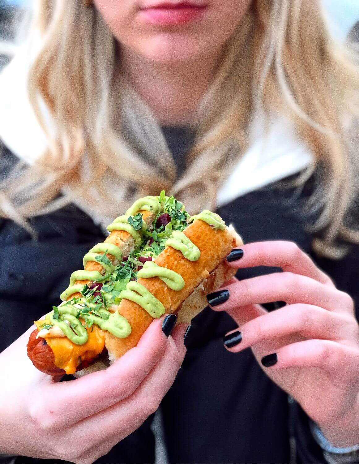 gourmet hotdog med ramsløgsmayo - miljøvenlig mad - klimavenlig mad