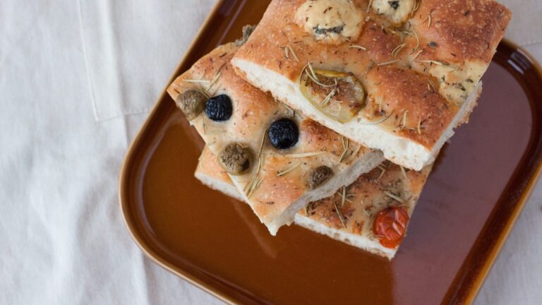 Focaccia brød med rosmarin – luftigt og saftigt