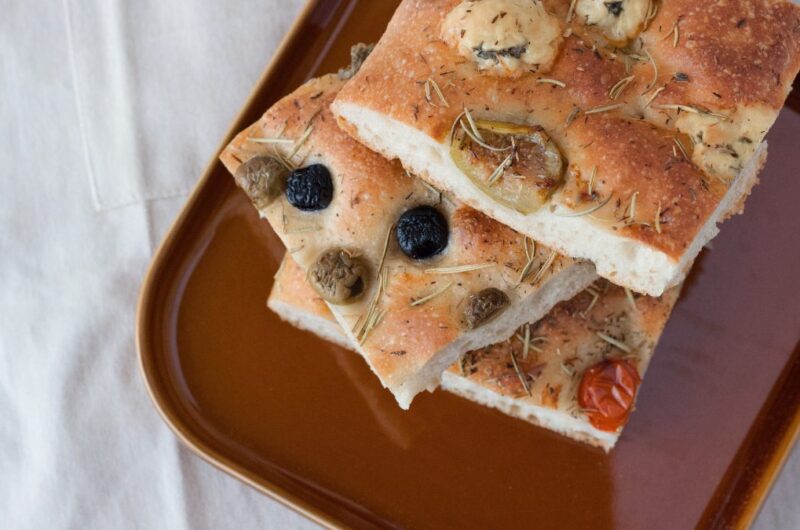 Foccacia brød med rosmarin og oliven