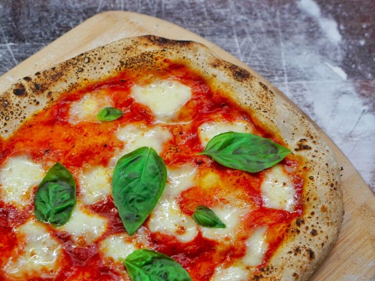 Pizza Margherita – opskrift på hjemmelavet pizza