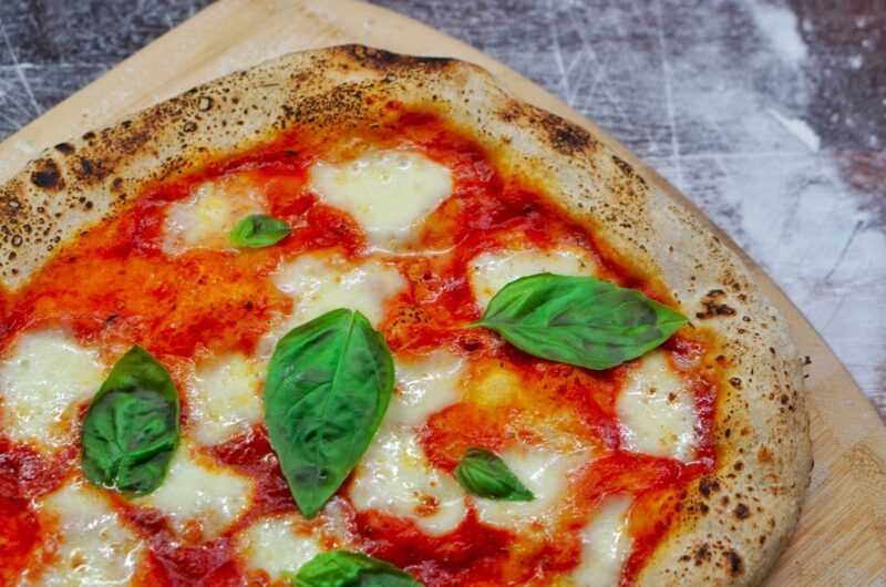 Pizza Margherita - opskrift på hjemmelavet pizza