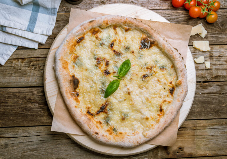 Hjemmelavet Pizza Quattro Formaggi: En Osteelskers Drøm!