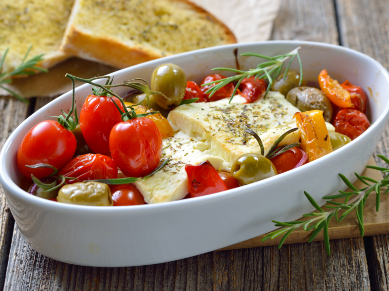 Bagt feta med tomat og oliven