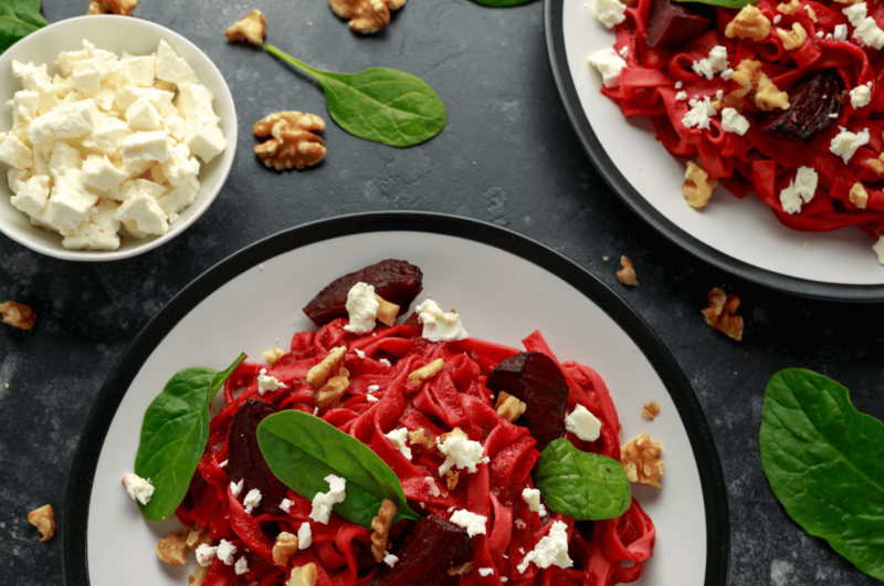 Rødbedepasta med feta og valnødder