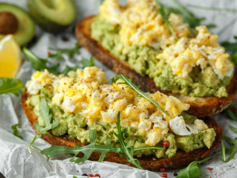 Brød med avocado og røræg