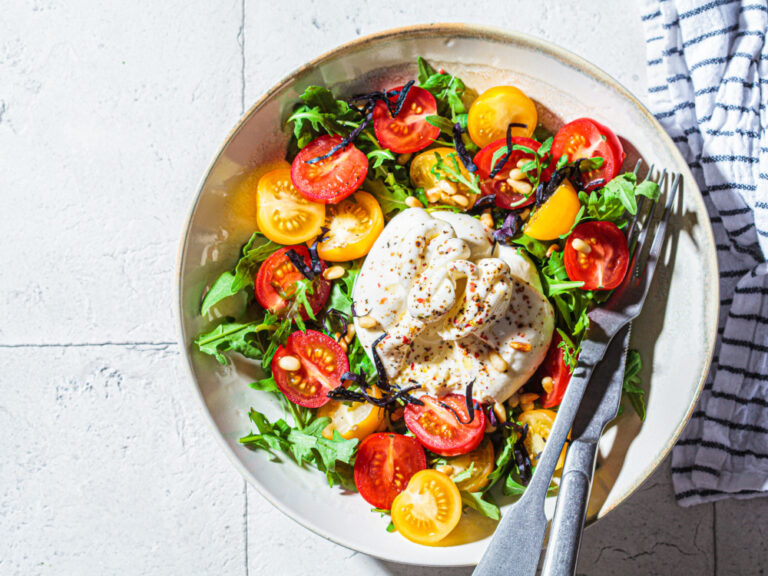 burrata salat med tomat og rucola