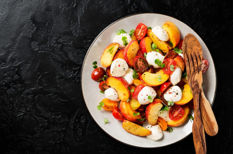 Caprese salat med ferskner