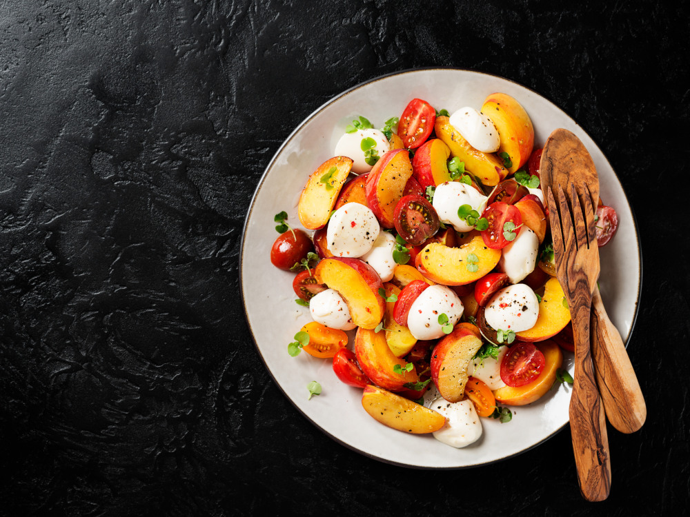 caprese salat med fersken