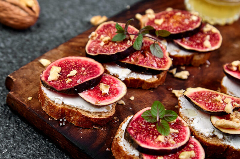 Crostini med neutralost, figen og hakkede valnødder