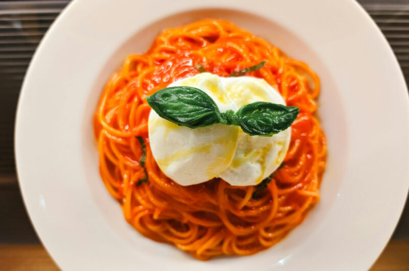 Pasta med tomatsauce og burrata