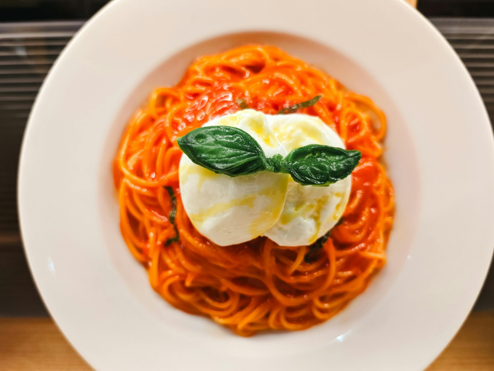 pasta med tomatsauce og burrata