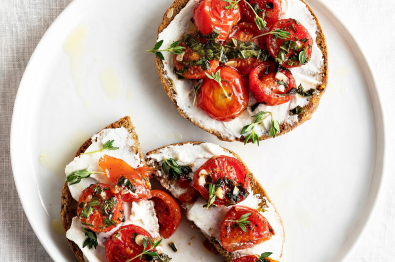 Crostini med mascarpone og tomat