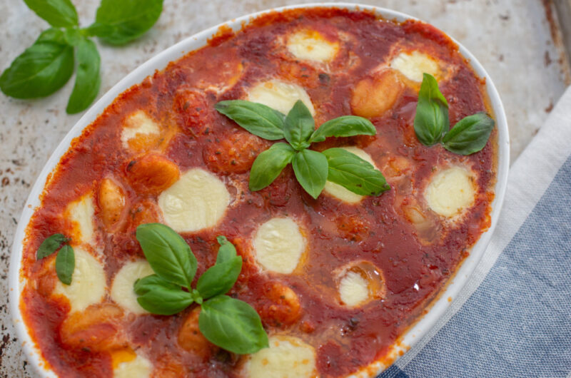 Bagt gnocchi med tomatsauce og mozzarella