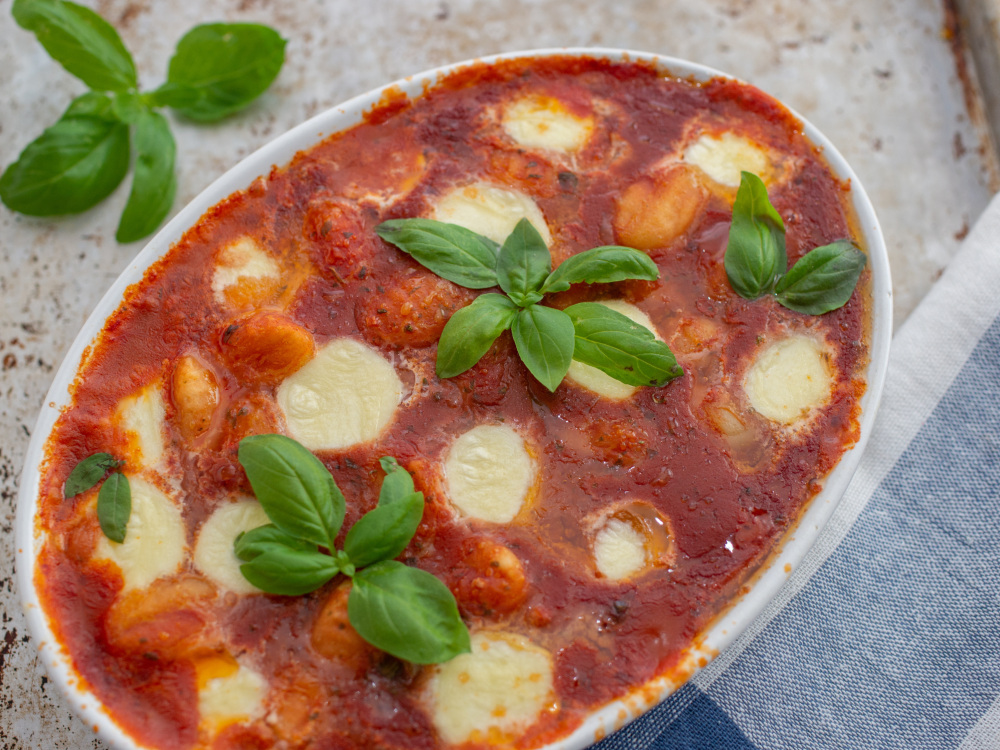 Bagt gnocchi med tomatsauce og mozzarella